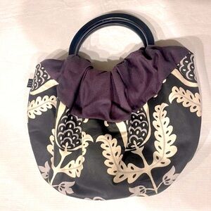 1154 LILL Studio Reversible Lrg boho fabric bag, wooden handles / purple wht blk